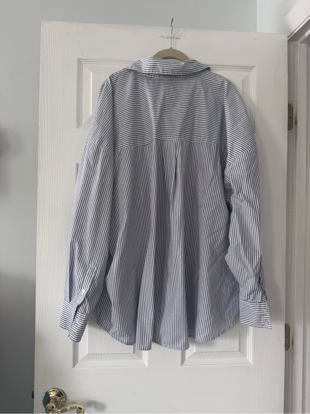 Abercrombie & Fitch Blue and White Striped Button-Up Shirt - Picture 2 of 4